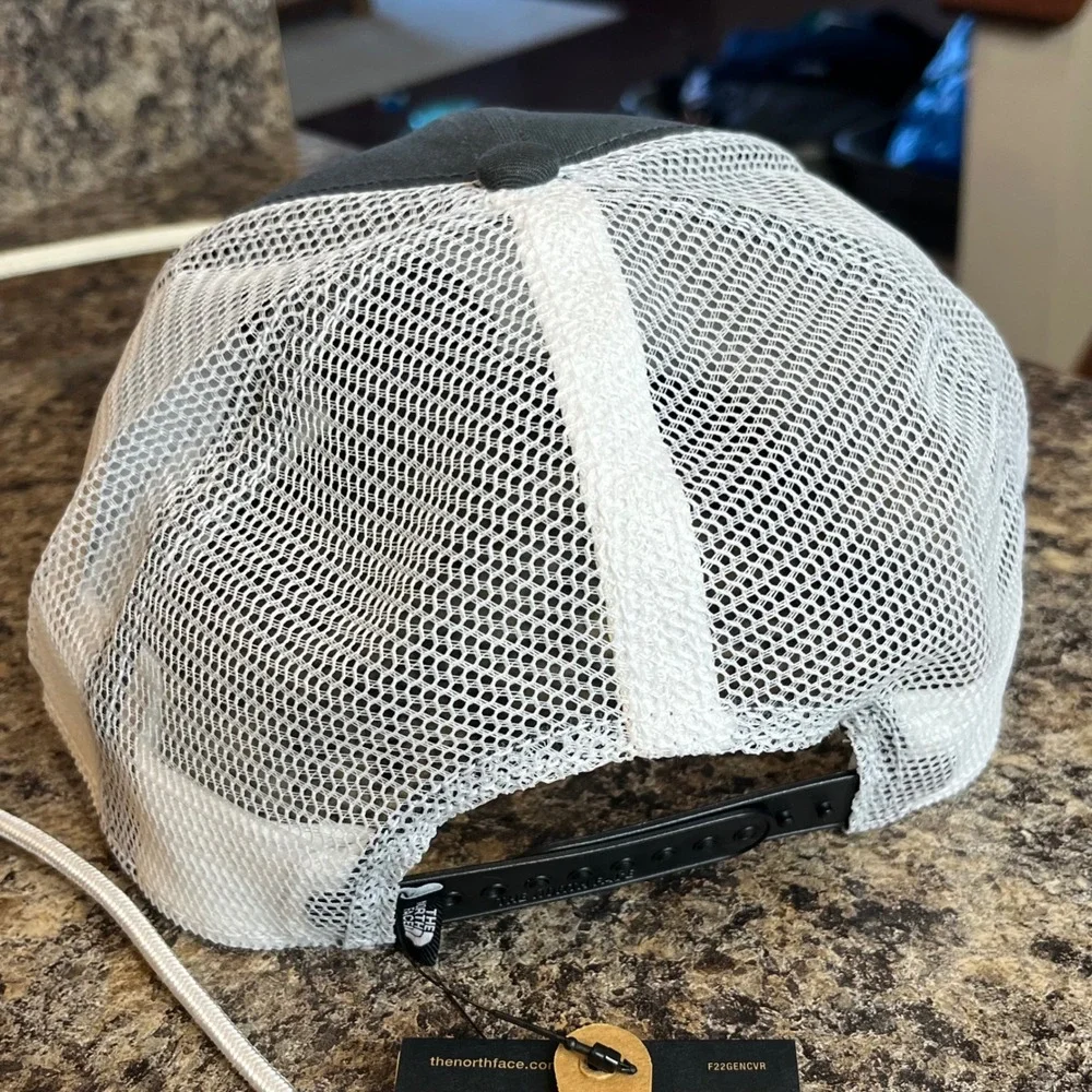 The North Face NEW Embroidered Mudder Trucker Hat Grey White Bear‎ Mountain Hat